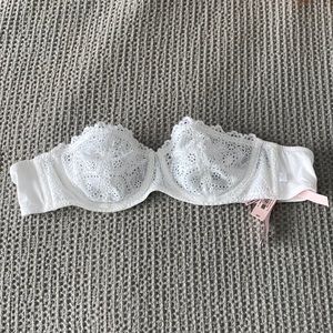 White lace unlined strapless bra